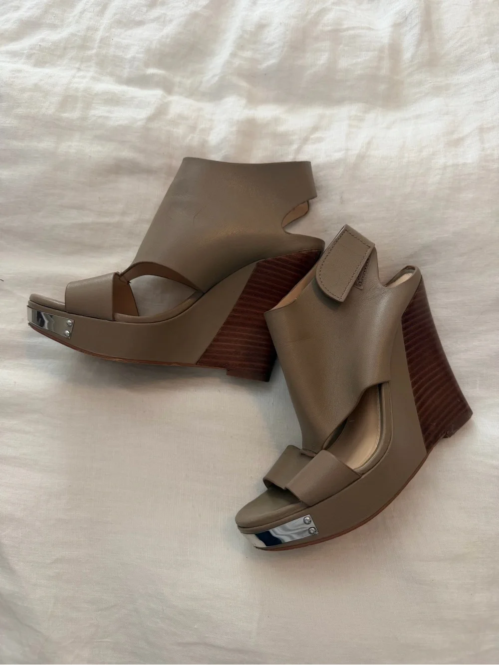 Vince Camuto Taupe Brown Leather Open-Toe Wedge Sandals